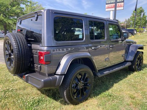 Used 2025 Jeep Wrangler Unlimited Sahara AWD/4WD image 3
