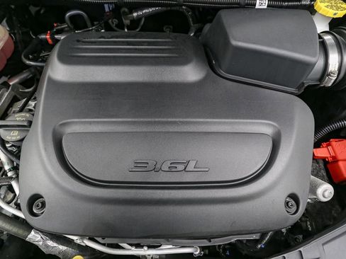 Used 2025 Chrysler Pacifica Select image 14