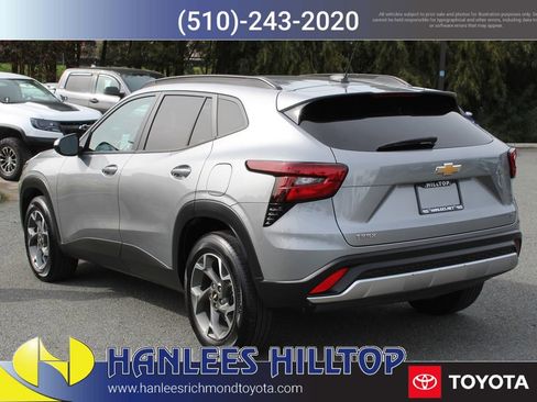 Used 2025 Chevrolet Trax LT w/ LT Convenience Package image 9