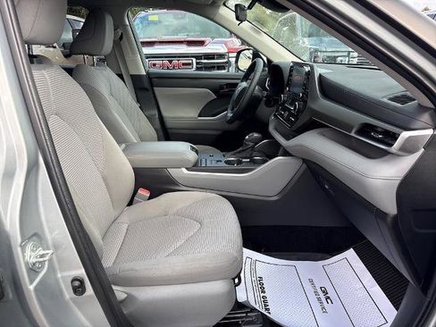 Used 2022 Toyota Highlander LE image 7