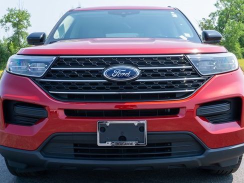 Used 2023 Ford Explorer XLT image 3