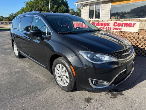 Used 2019 Chrysler Pacifica Touring-L image 2