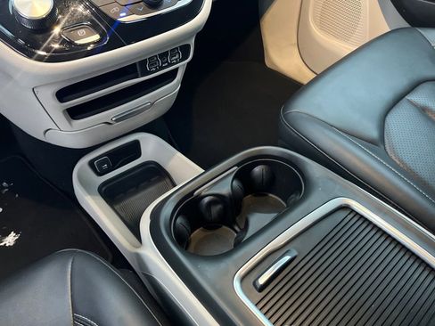 Used 2024 Chrysler Pacifica Touring-L image 23