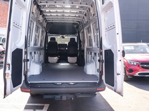 Used 2025 Mercedes-Benz Sprinter 2500 image 26