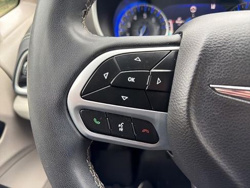 Used 2022 Chrysler Pacifica Touring-L w/ Uconnect Theater Family Group AWD/4WD image 30