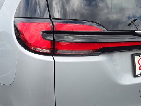 Used 2024 Chrysler Pacifica Limited FWD image 9