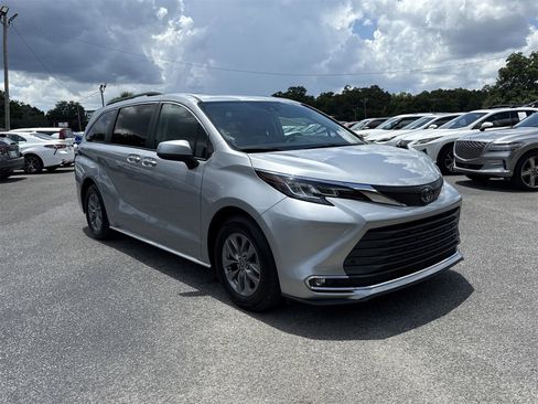 Used 2022 Toyota Sienna XLE image 7