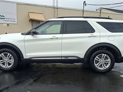 Used 2023 Ford Explorer XLT w/ Equipment Group 202A image 5