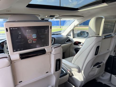 Used 2019 Chrysler Pacifica Limited w/ Advanced Safetytec Group FWD image 30
