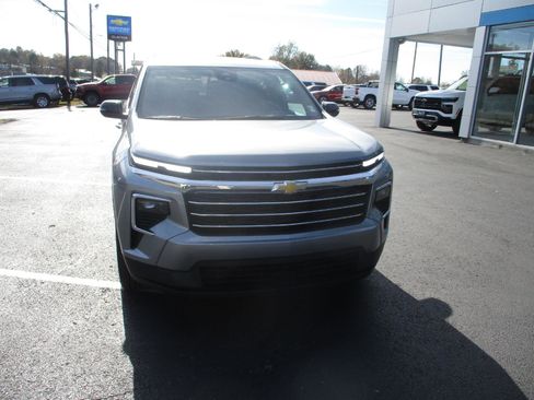 Used 2025 Chevrolet Traverse LT image 8