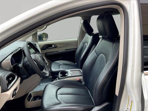 Used 2023 Chrysler Pacifica Touring-L FWD image 21