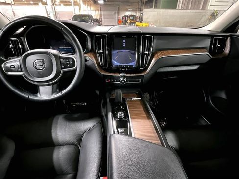 Used 2022 Volvo XC60 B5 Momentum w/ Climate Package image 15