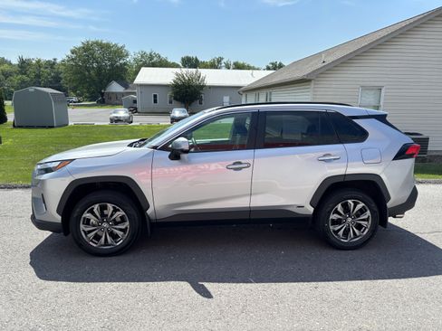 Used 2022 Toyota RAV4 XLE Premium AWD/4WD image 7