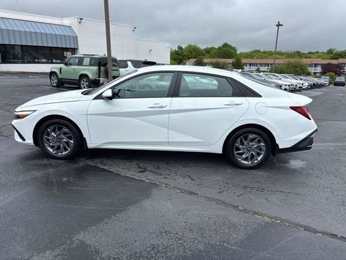 Used 2024 Hyundai Elantra Blue image 2