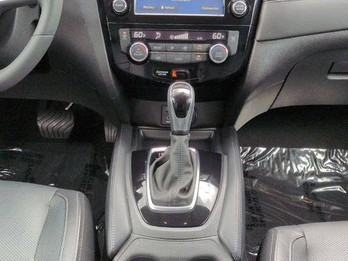 Certified 2017 Nissan Rogue SL w/ SL Premium Package FWD image 19