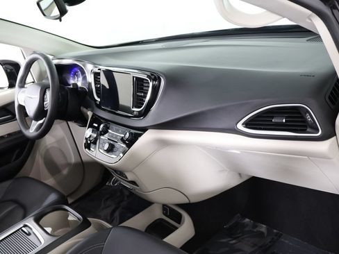 Used 2024 Chrysler Pacifica Touring-L FWD image 27