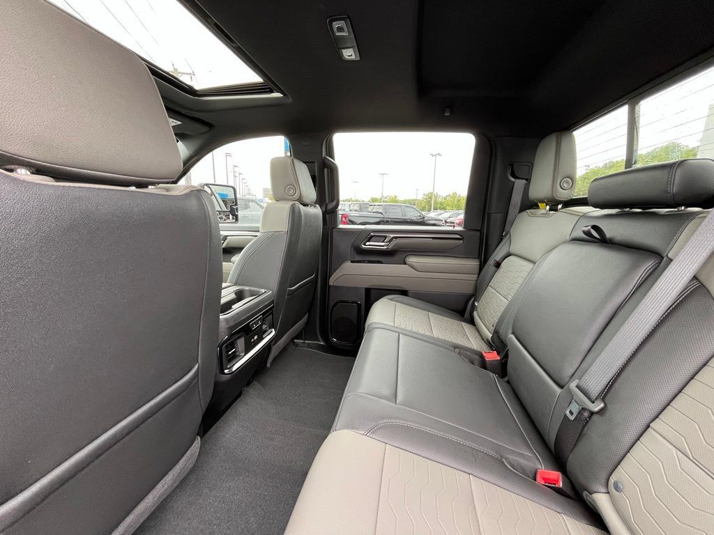 Used 2025 Chevrolet Silverado 2500 ZR2 AWD/4WD image 32