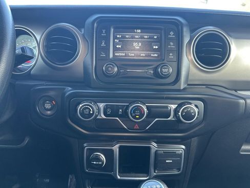 Used 2018 Jeep Wrangler Unlimited Sport image 19