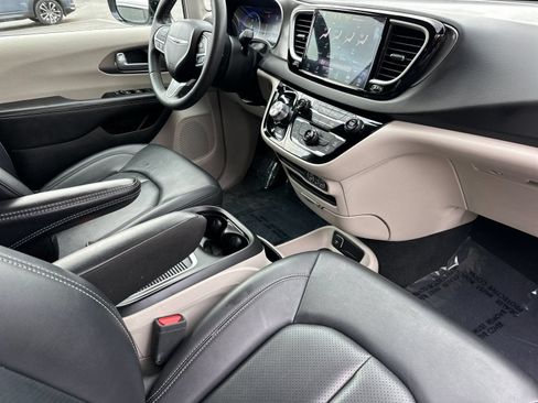 Used 2024 Chrysler Pacifica Touring-L FWD image 16