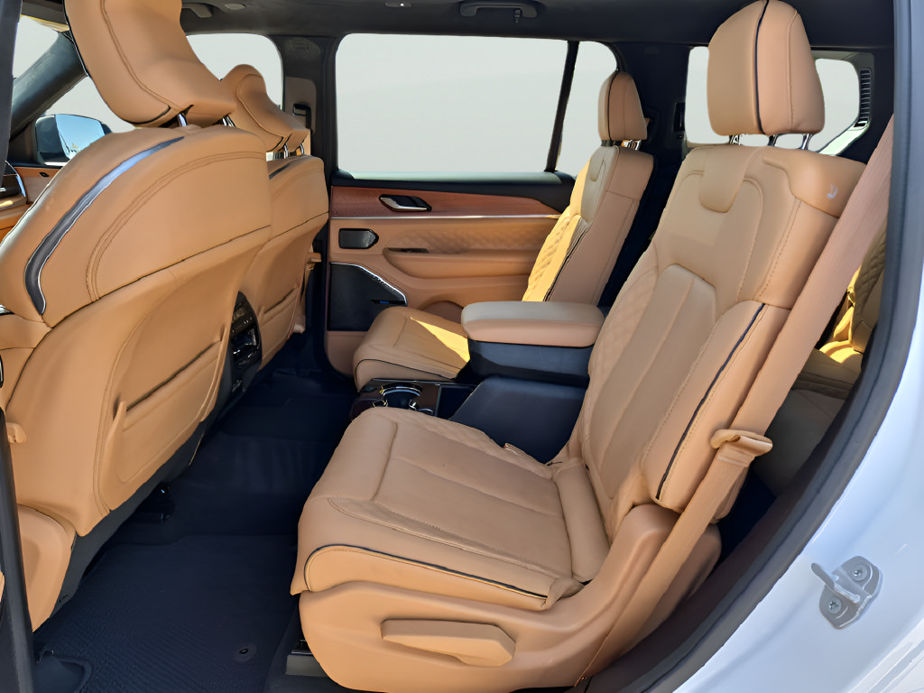 Used 2025 Jeep Grand Cherokee L Summit AWD/4WD image 33
