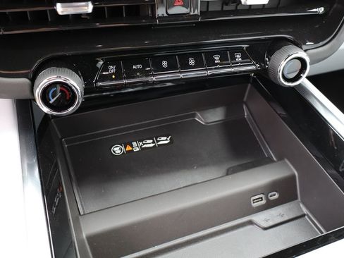 New 2025 Chevrolet Suburban Premier image 24