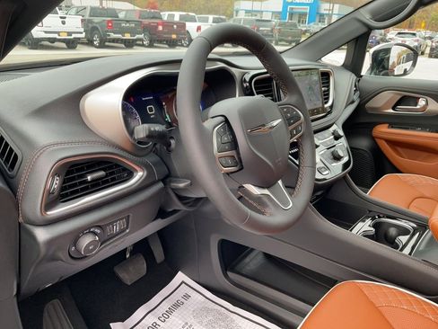 Used 2026 Chrysler Pacifica Pinnacle image 10