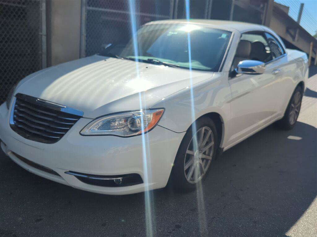 Used 2013 Chrysler 200 Limited FWD image 2