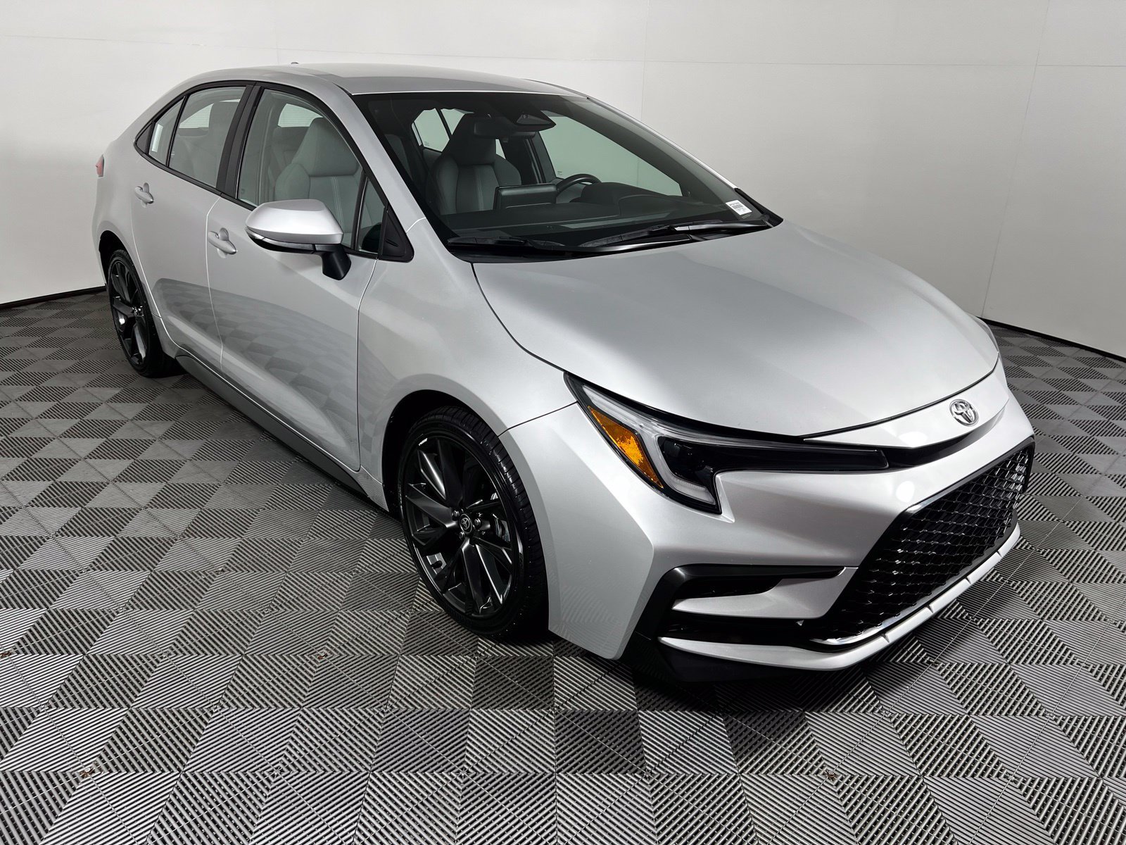 Used 2025 Toyota Corolla SE w/ Convenience Package FWD image 3