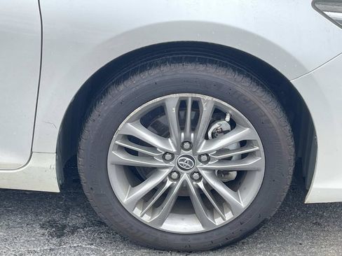 Used 2016 Toyota Camry SE w/ Moonroof Package FWD image 9