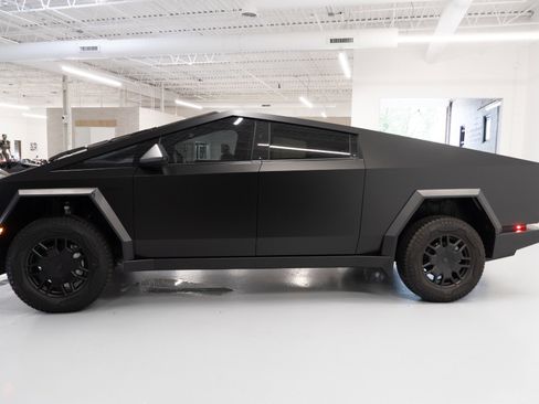 Used 2024 Tesla Cybertruck AWD Crew Cab image 5