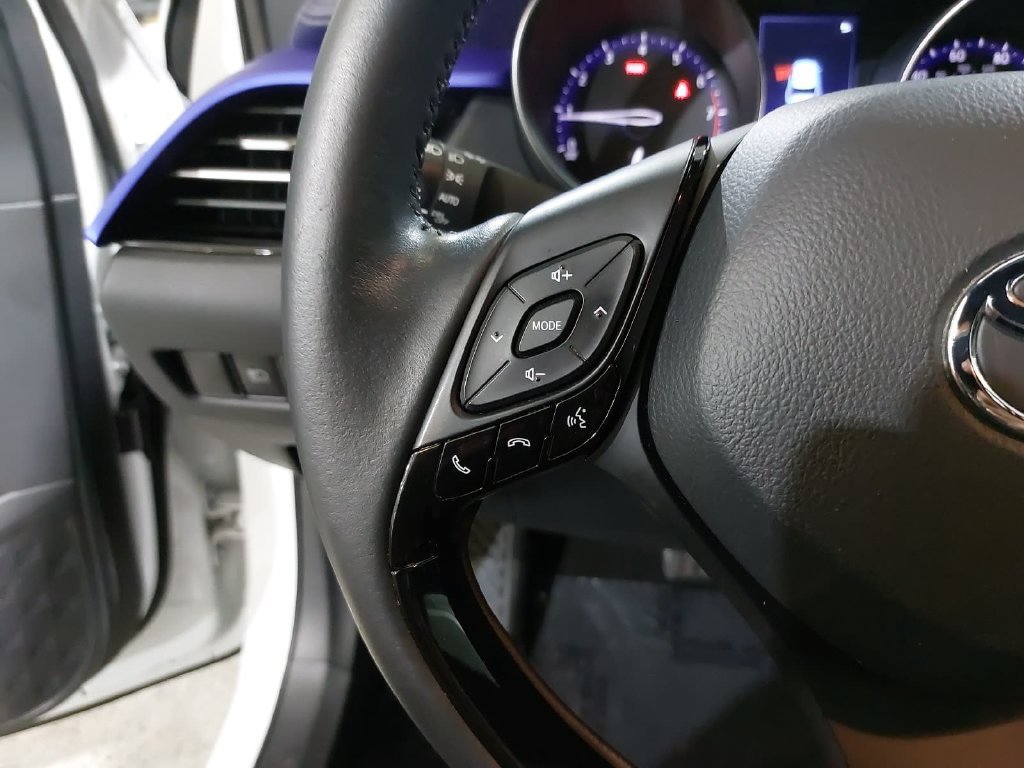 Used 2022 Toyota C-HR XLE FWD image 16