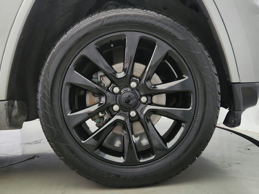 Used 2019 Jeep Grand Cherokee Altitude AWD/4WD image 36