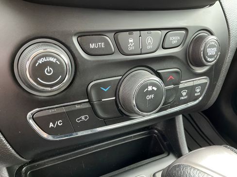 Used 2019 Jeep Cherokee Latitude w/ Cold Weather Group FWD image 13
