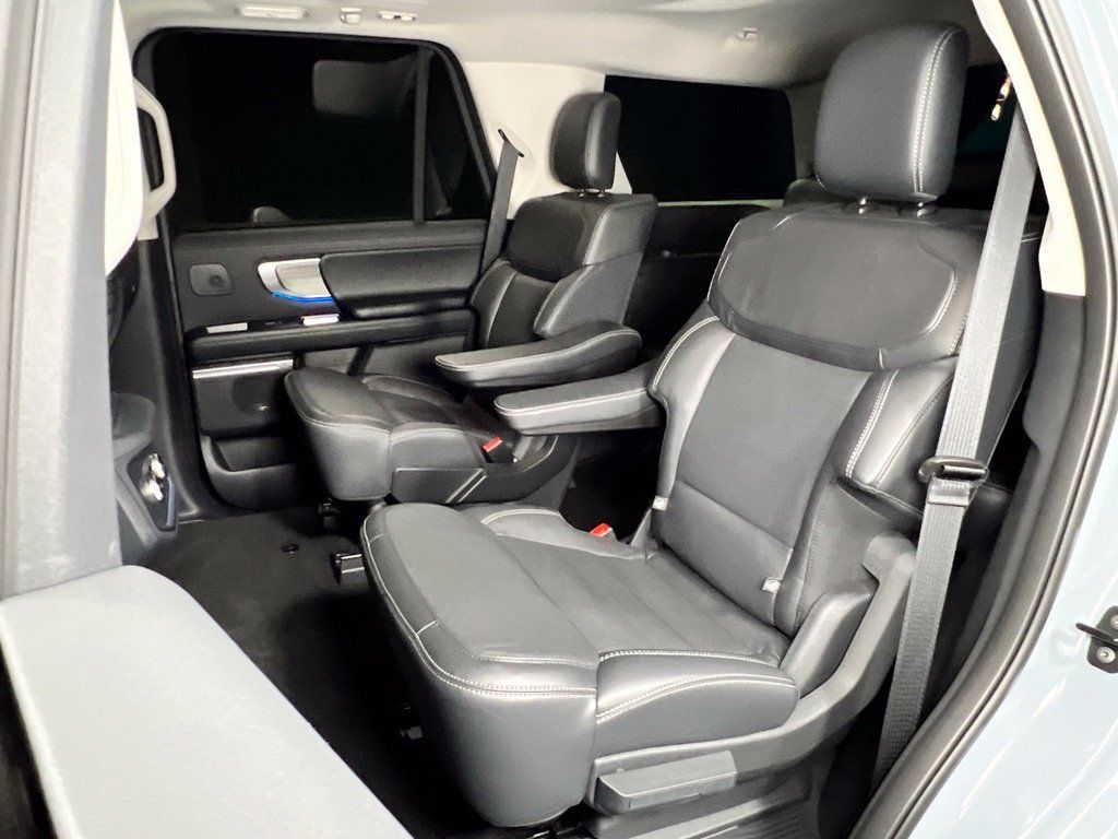 Used 2025 Ford Expedition Platinum w/ Driver's Package AWD/4WD image 17