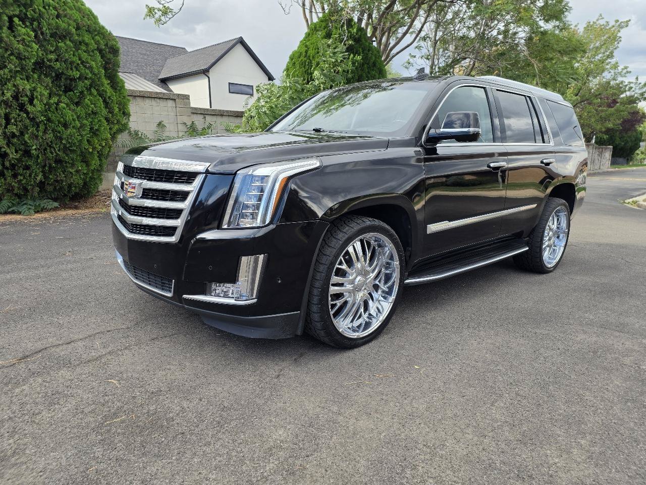 Used 2017 Cadillac Escalade Luxury AWD/4WD image 1