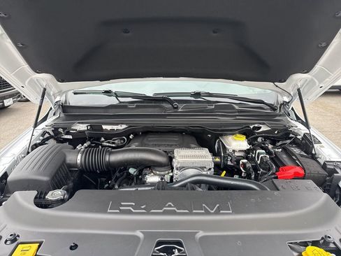 New 2026 RAM 1500 4x4 Crew Cab image 32