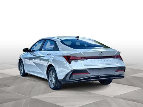 Used 2024 Hyundai Elantra SE FWD image 6