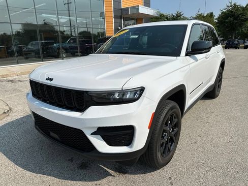 Used 2024 Jeep Grand Cherokee Altitude AWD/4WD image 2