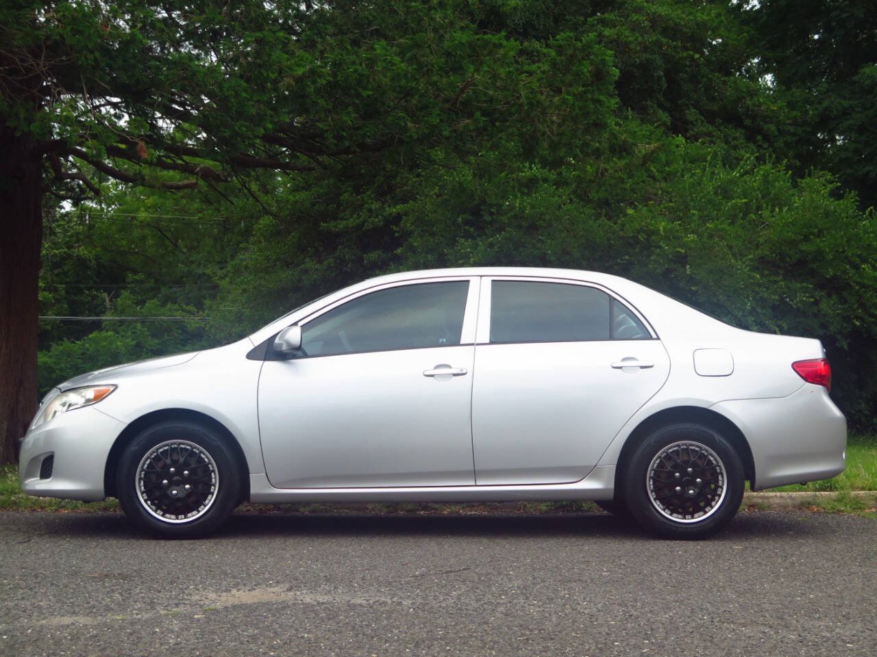 Used 2009 Toyota Corolla LE FWD image 2
