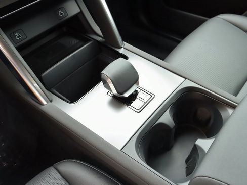 Used 2025 Land Rover Discovery Sport S image 28