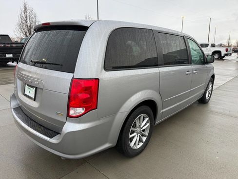 Used 2016 Dodge Grand Caravan SE image 3
