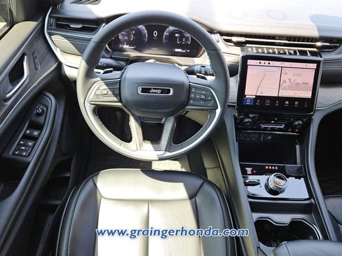 Used 2024 Jeep Grand Cherokee Limited w/ Black Appearance Package AWD/4WD image 12