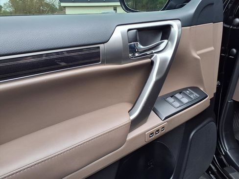 Used 2022 Lexus GX 460 Premium w/ Accessory Package image 9