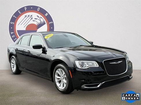 Used 2022 Chrysler 300 Touring image 2