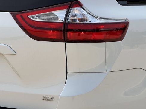 Used 2019 Toyota Sienna XLE w/ XLE Navigation Package FWD image 10