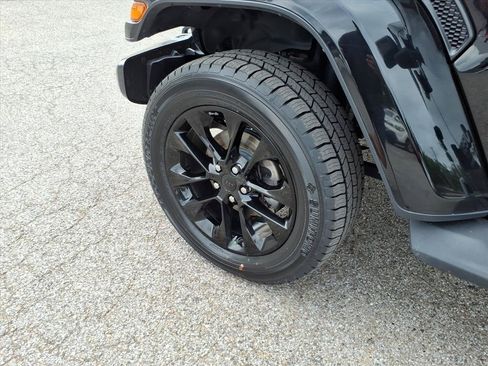 Used 2023 Jeep Gladiator Overland AWD/4WD image 9