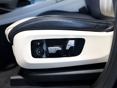 Used 2020 BMW X7 M50i w/ Dynamic Handling Package AWD/4WD image 50
