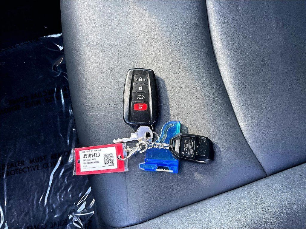 Used 2022 Toyota RAV4 XLE Premium AWD/4WD image 32