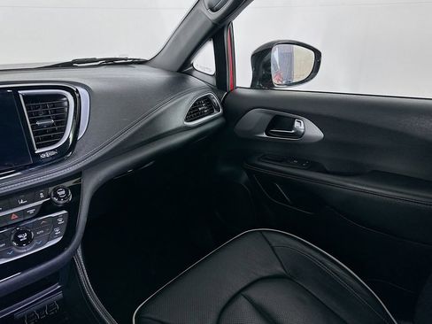 Certified 2025 Chrysler Pacifica Limited FWD image 35