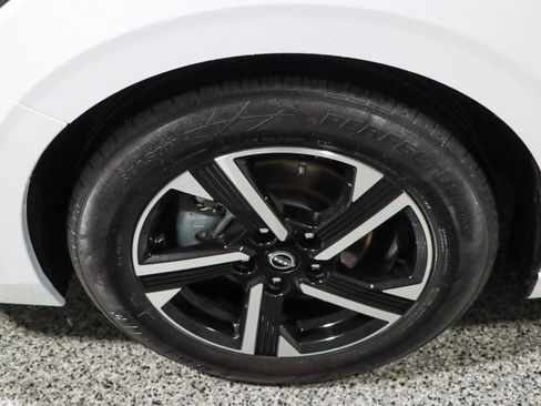Used 2024 Nissan Sentra SV FWD image 11